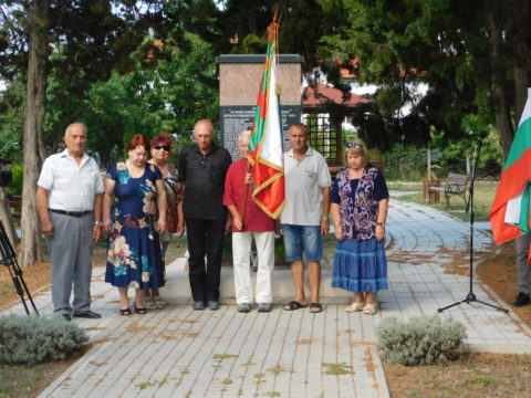 Венци и цветя на паметната плоча на откараните